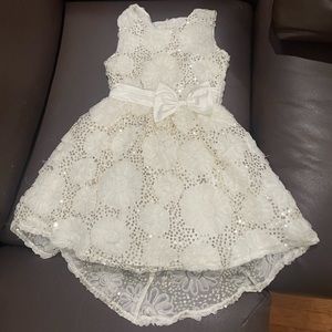 White dress with flower pattern for little girls : size 7